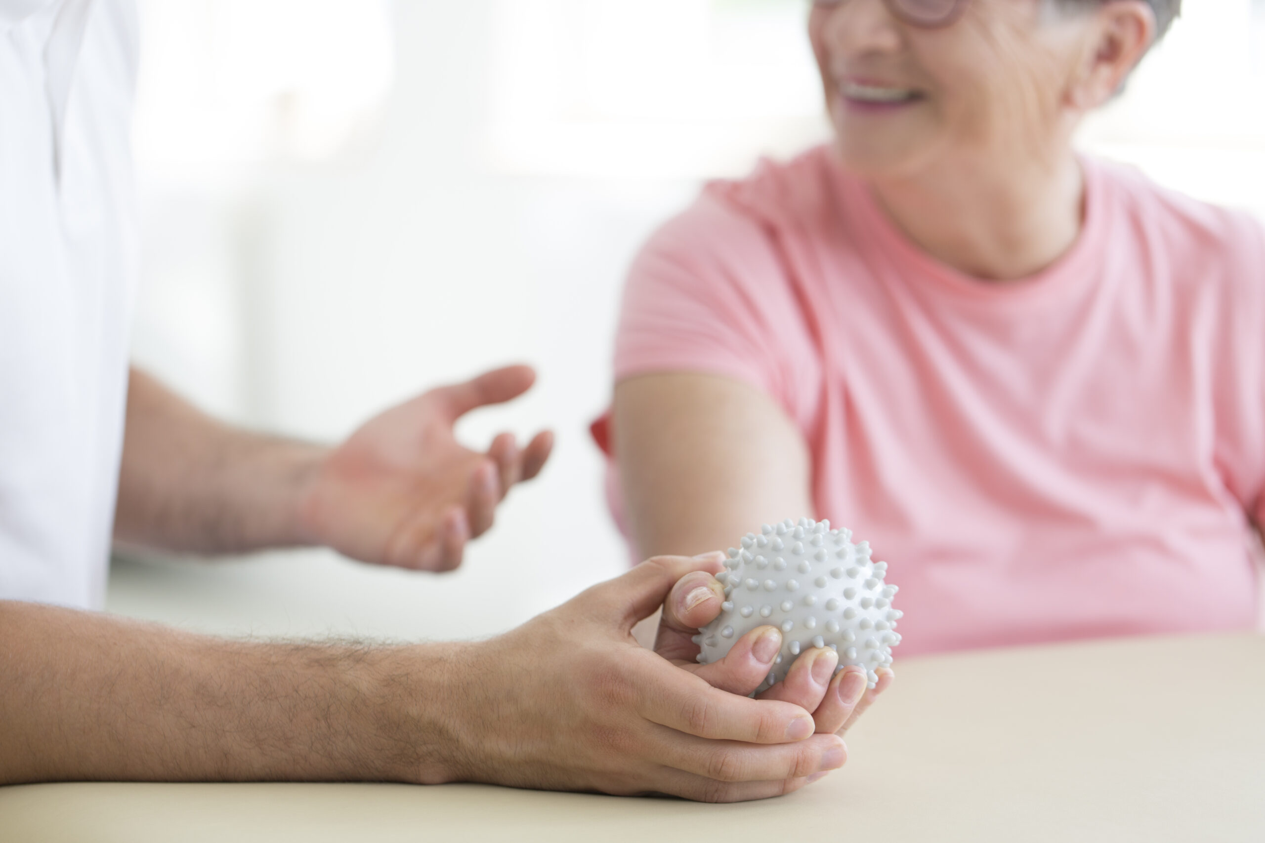 Therapeut führt Bobath Training mit Patientin durch